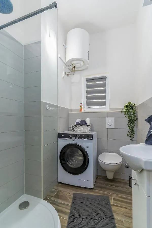 Stunning Apartment In Quiet Street Near Center With Free Parking 4 Floor Rijeka 0*,